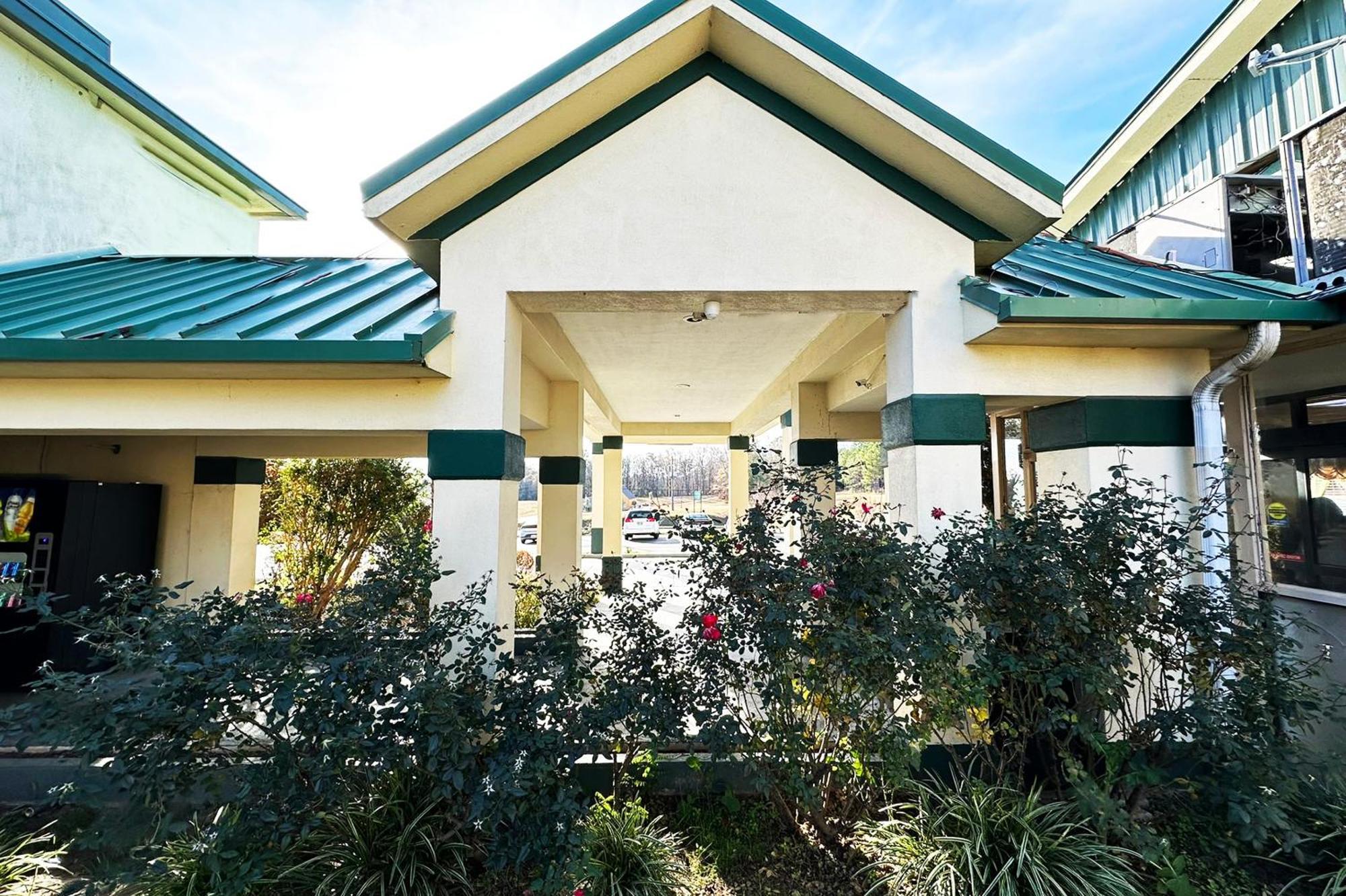 Super Inn & Suites By Oyo Milledgeville Exterior photo